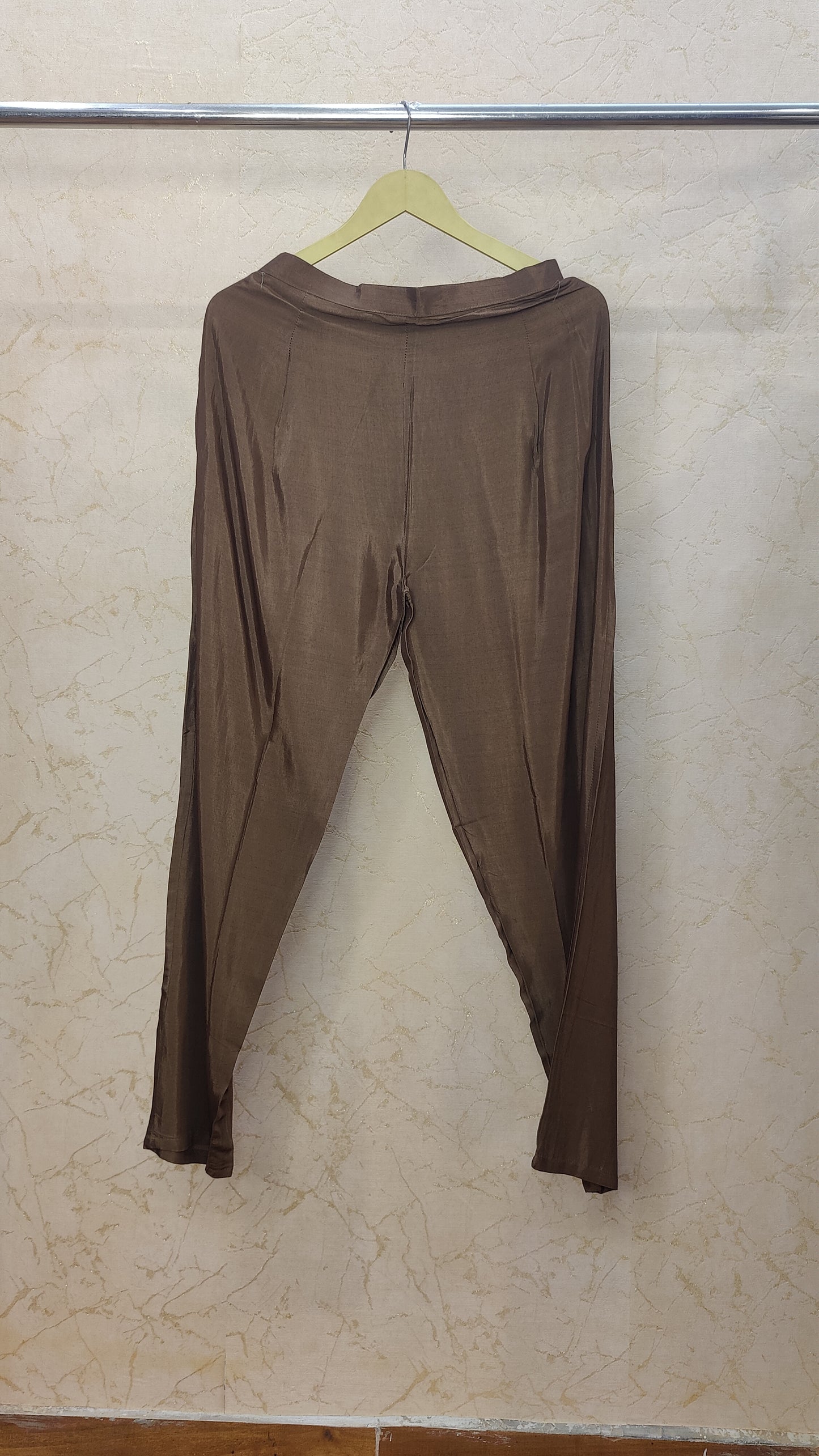 Mul Chanderi Kurti with pant and dupatta set. M92400