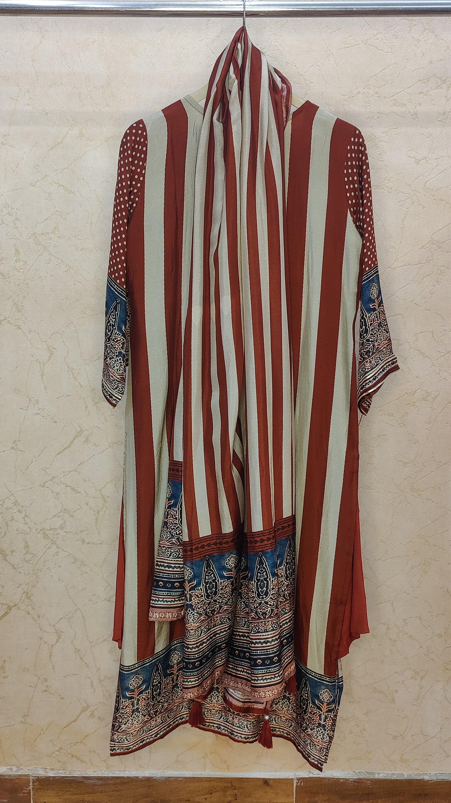 Silk Kurti with pant and Dupatta set. M91850AUR